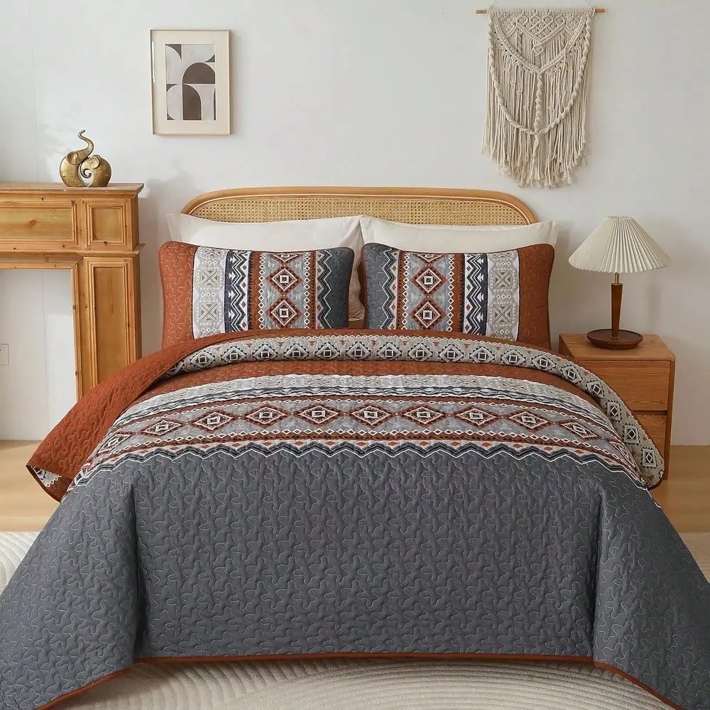 

Комплект стеганых покрывал в полоску (оранжевый, синий, серый, фиолетовый, желтый) в стиле бохо, размеры Queen, King, California King, с двумя наволочками