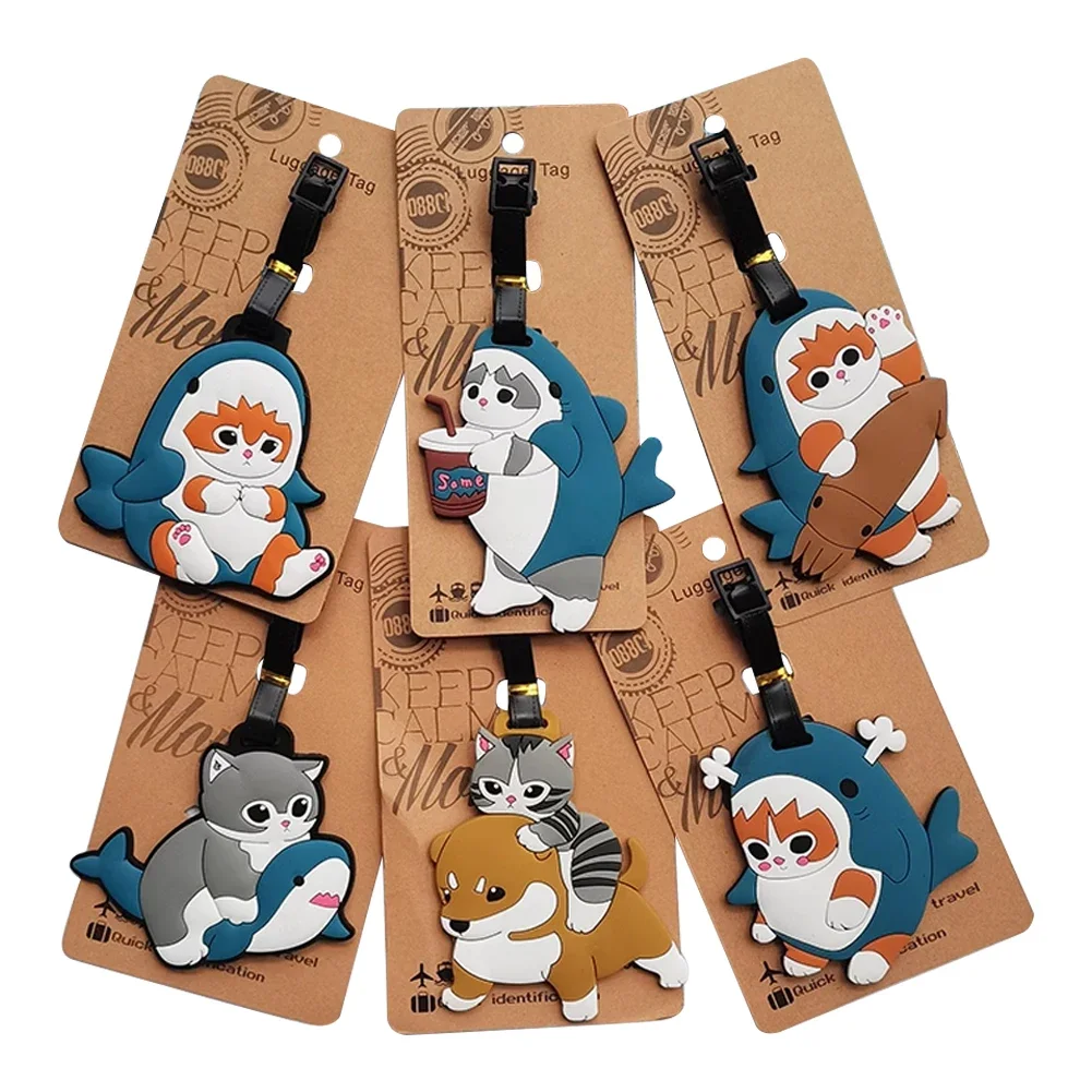 Kawaii Shark Cat تصميم علامة أمتعة للرجال والنساء ، إكسسوارات السفر ، ملصق أمتعة كرتون PVC ، عنوان محمول لمكافحة الخسارة ، علامات الأسماء