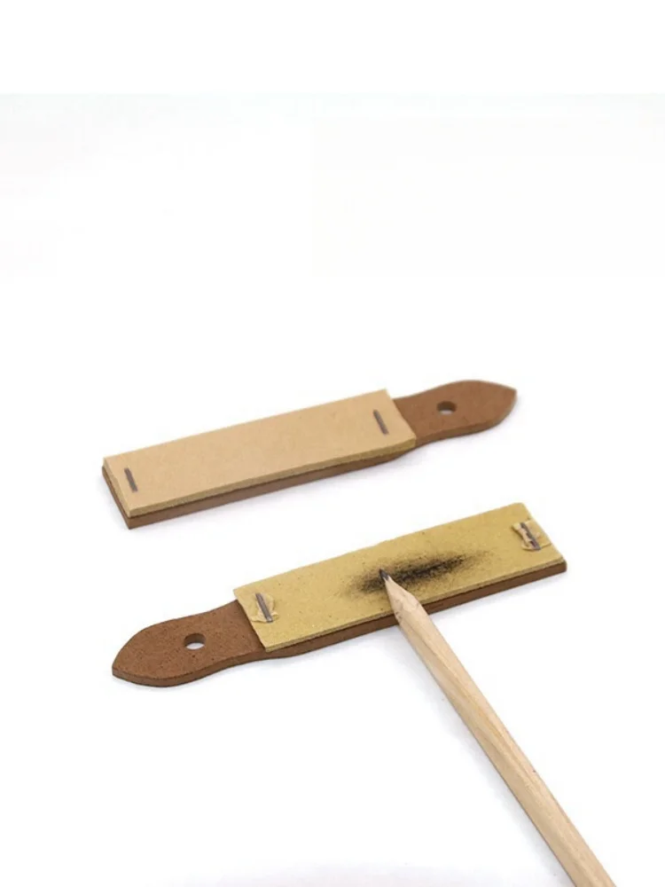 Kleiner spitzer Zeichenstift mit Schleifpapierplatte für die Feinkunstzeichnung – Schleifspitze aus Schleifpapier – Detail 4