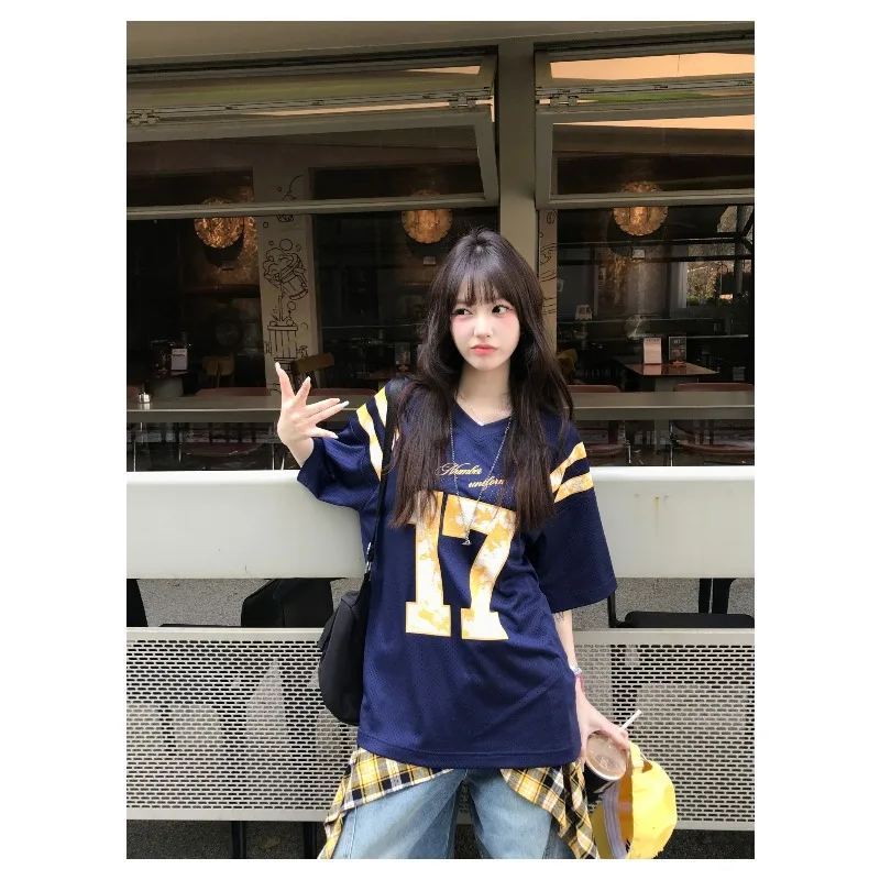 تي شيرت American Retro High Street Jersey ثلاثي الأبعاد مطبوع بأكمام قصيرة ورقبة على شكل حرف V، قميص صيفي فضفاض كاجوال رياضي سريع الجفاف كبير الحجم