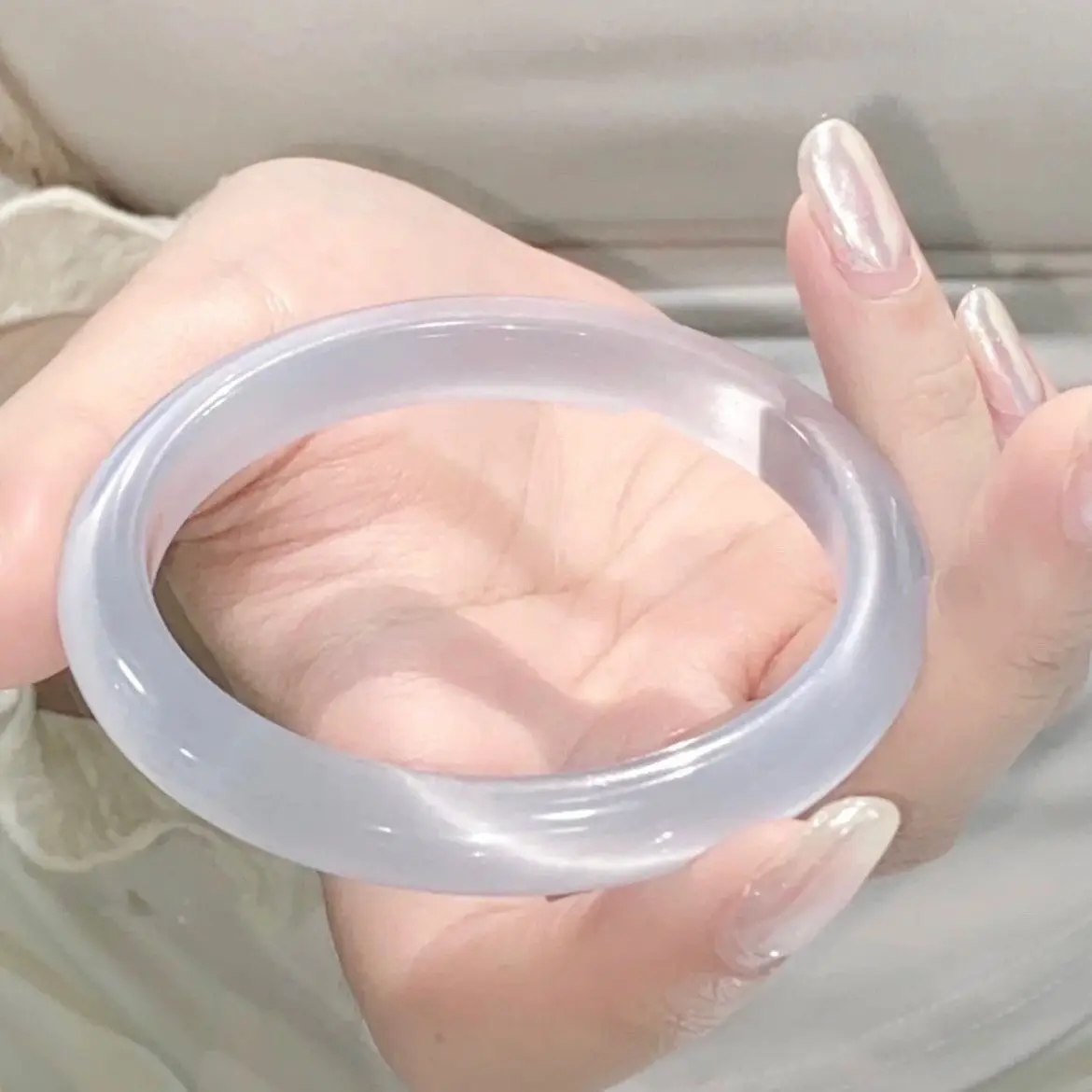 

The new niche high-end white opal bracelet fashion jewelry has obvious female cat eye effect