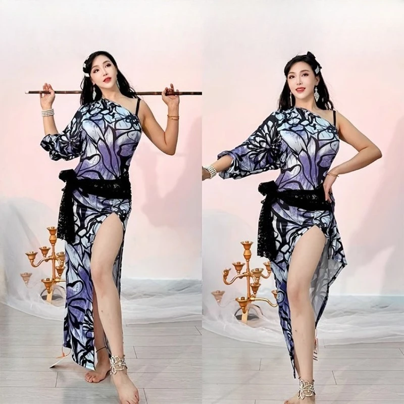 أزياء الرقص الشرقي المخصصة لممارسة الزي بأكمام واحدة مطبوعة باللونين الأزرق والأرجواني، رداء شعبي مثير وفضفاض