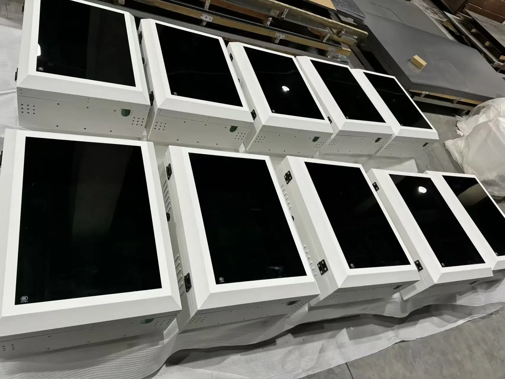 صندوق حماية شاحن التيار المتردد الكهربائي يُثبت على الحائط، كومة شحن السيارة الجديدة، غلاف حماية الشحن، لوحة طاقة شمسية ومروحة