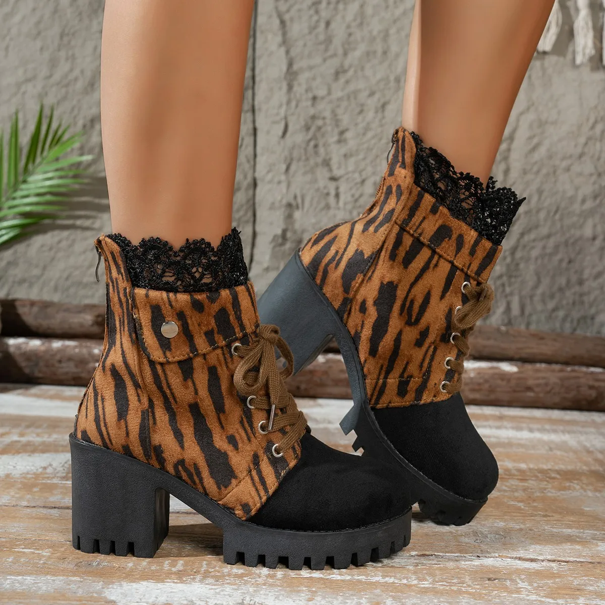 Women's Leopard-print Short Boots with Round Head Splicing Design in Autumn Winter Are Non-slip and Wear-resistant Fashion Boots