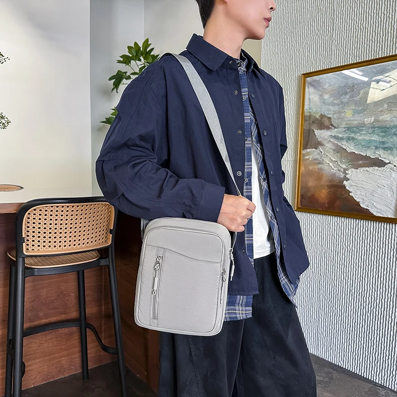 Herren-Umhängetasche aus Nylon, lässige Pendler-Outdoor-Mode-Schultertasche, wasserdichter Rucksack im Street-Style, einfarbig – Detail 9