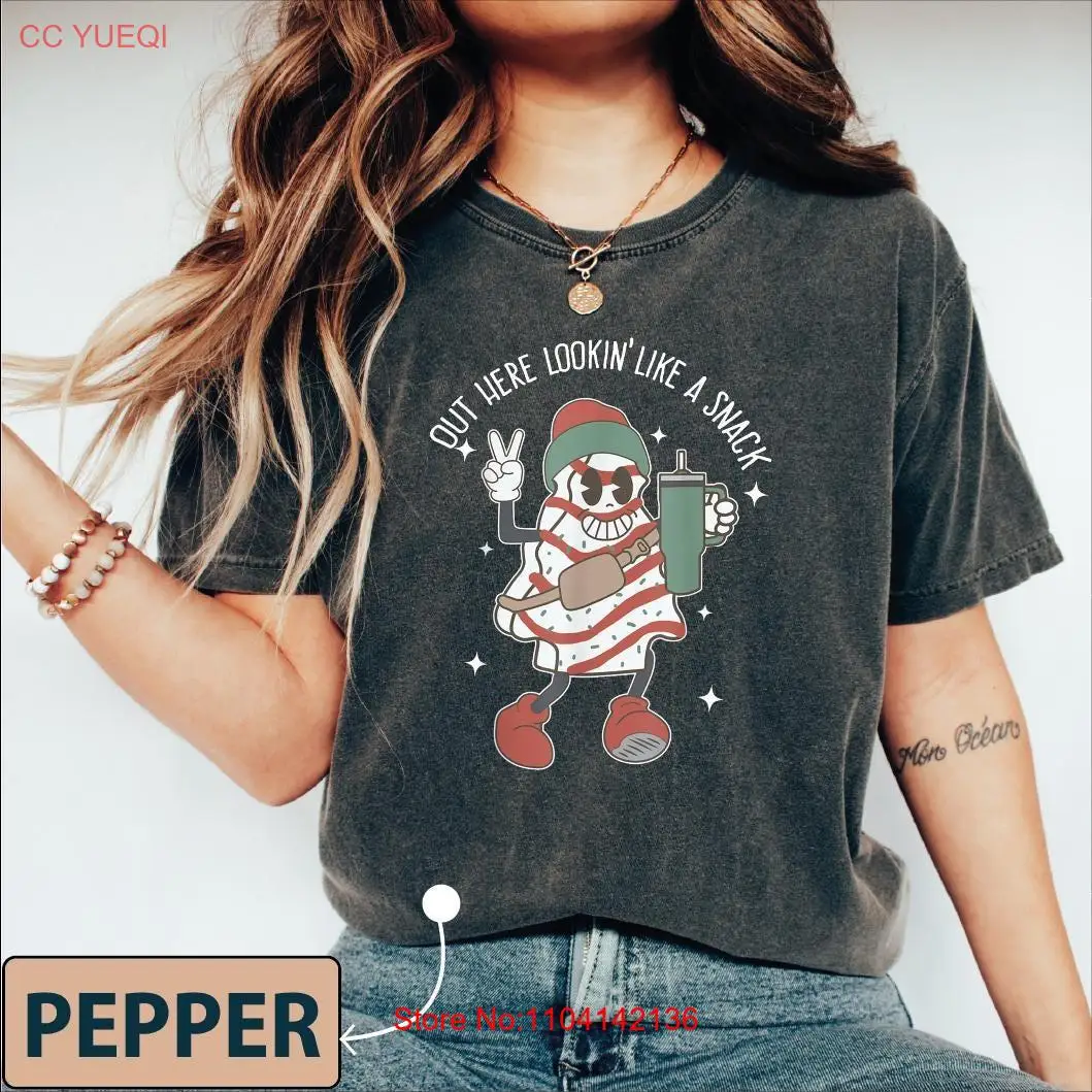 Camiseta Out Here Lookin Like A Snack, deliciosa atrapasueños navideña, pastel de fiesta divertido de Navidad, mangas largas o cortas