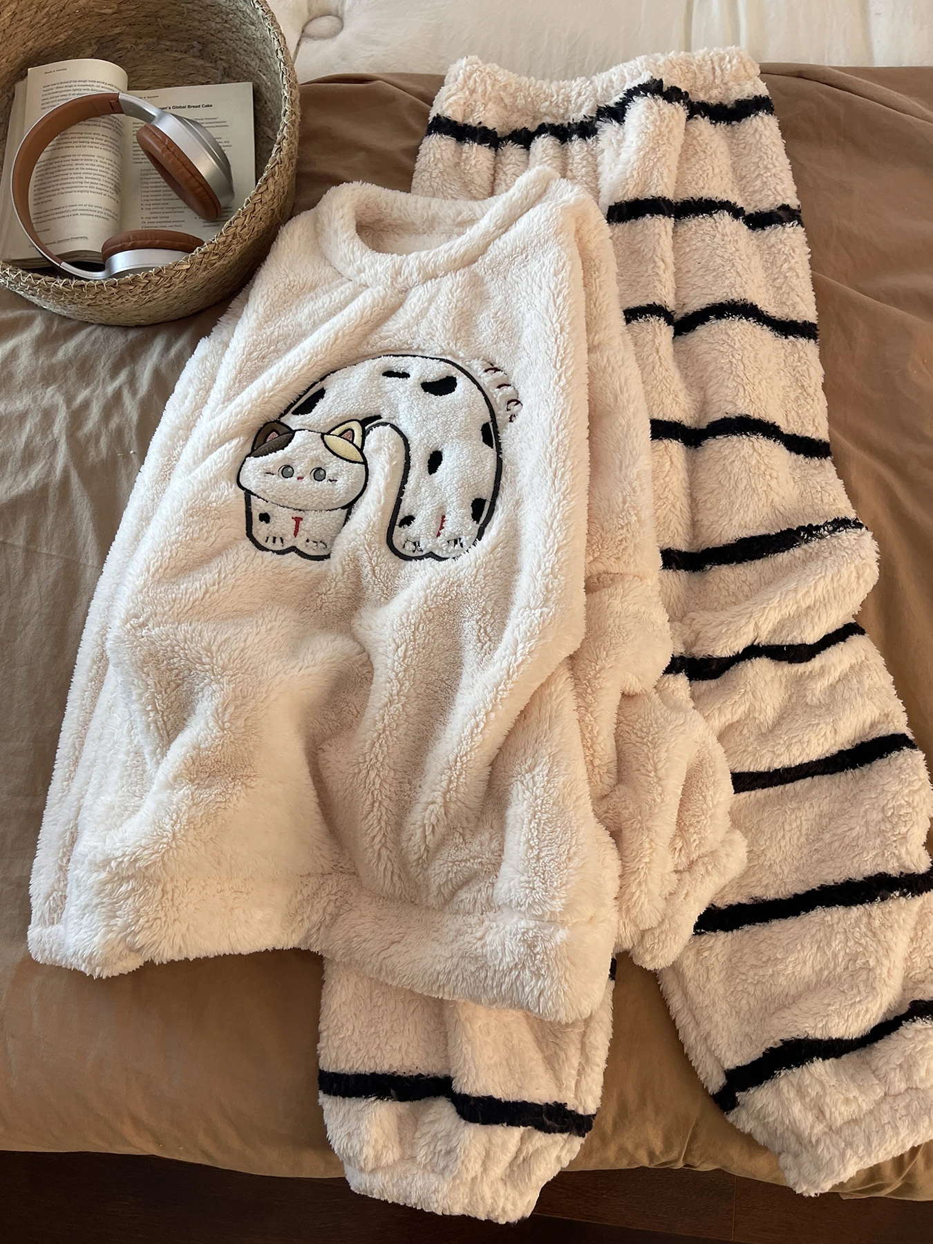 adorable-pijama-de-gato-de-dibujos-animados-para-mujer-nuevo-conjunto-de-ropa-de-casa-de-invierno-de-felpa-larga-y-gruesa-de