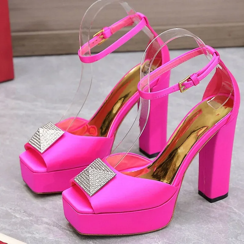 Recomendación de cinco estrellas Nuevos zapatos de boda para mujer Zapatos de vestir de noche Tacones altos con punta cuadrada Sandalias con punta abierta