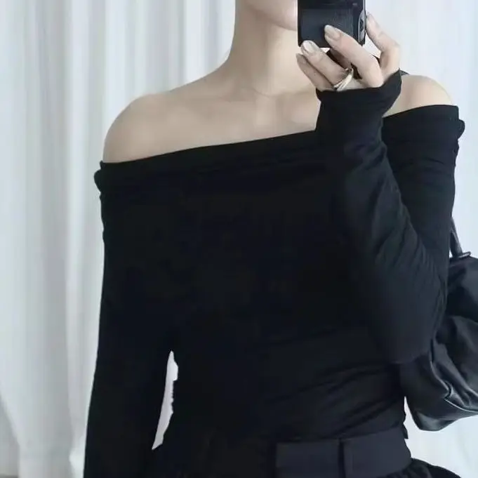 

Gagarich 2026 Новая летняя модная футболка в японском стиле с одним открытым плечом, эластичная, повседневная, приталенная, для женщин