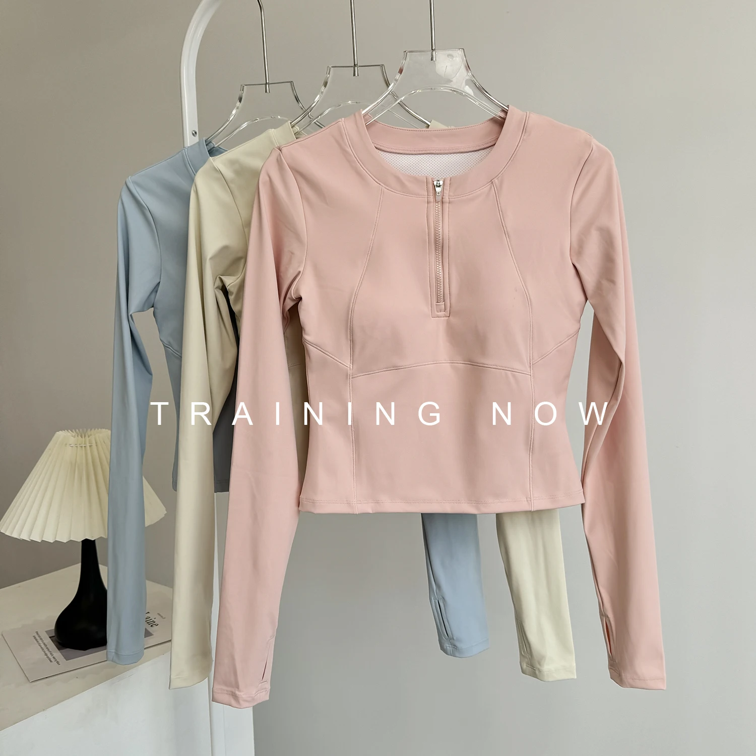 

Топы для йоги с нагрудниками для женщин, красивая спортивная одежда для спортзала, тренировочная одежда для пилатеса, новая осенне-зимняя одежда с длинными рукавами