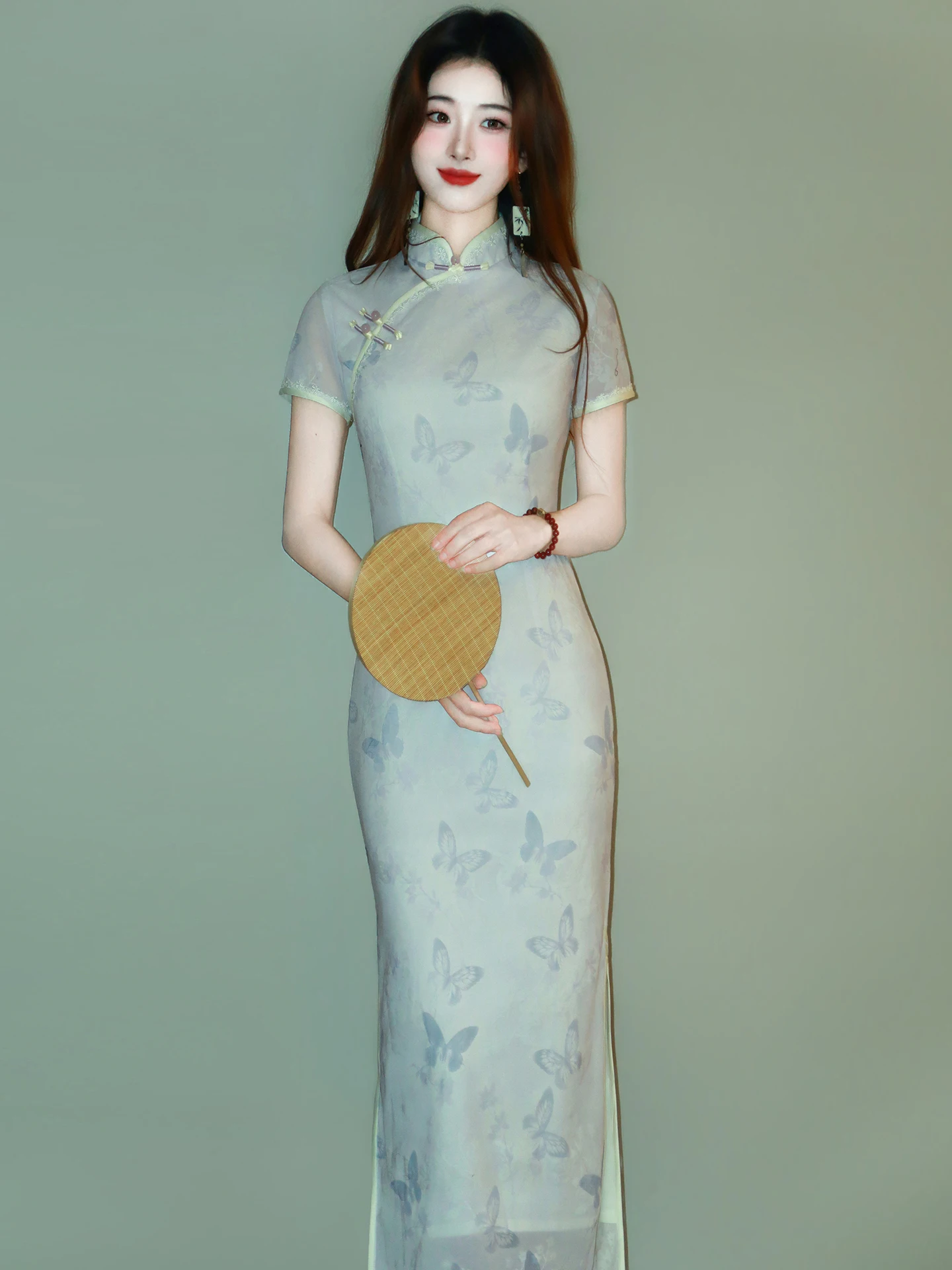 

Новое китайское платье-ципао пастельно-фиолетового цвета 2026 года, офисное, из бархата, с длинным разрезом, высокими манжетами, коротким рукавом и цветочным принтом