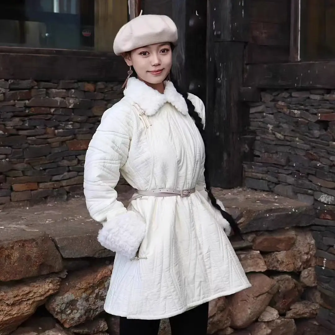 خريف/شتاء 2025 ملابس منغولية نسائية بياقة من الفرو مبطنة بالقطن منتصف الطول نمط عرقي رداء دافئ وفضفاض