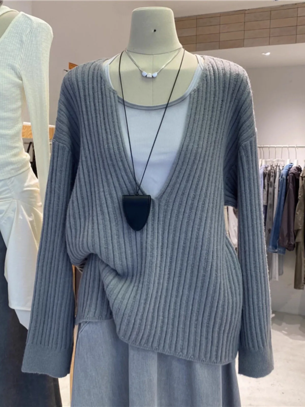 

Свободный крой, вязаный свитер с v-образным вырезом, женский топ на бретелях, комплект из двух предметов, дизайн в ленивую полоску, осенняя коллекция, повседневный удобный крой