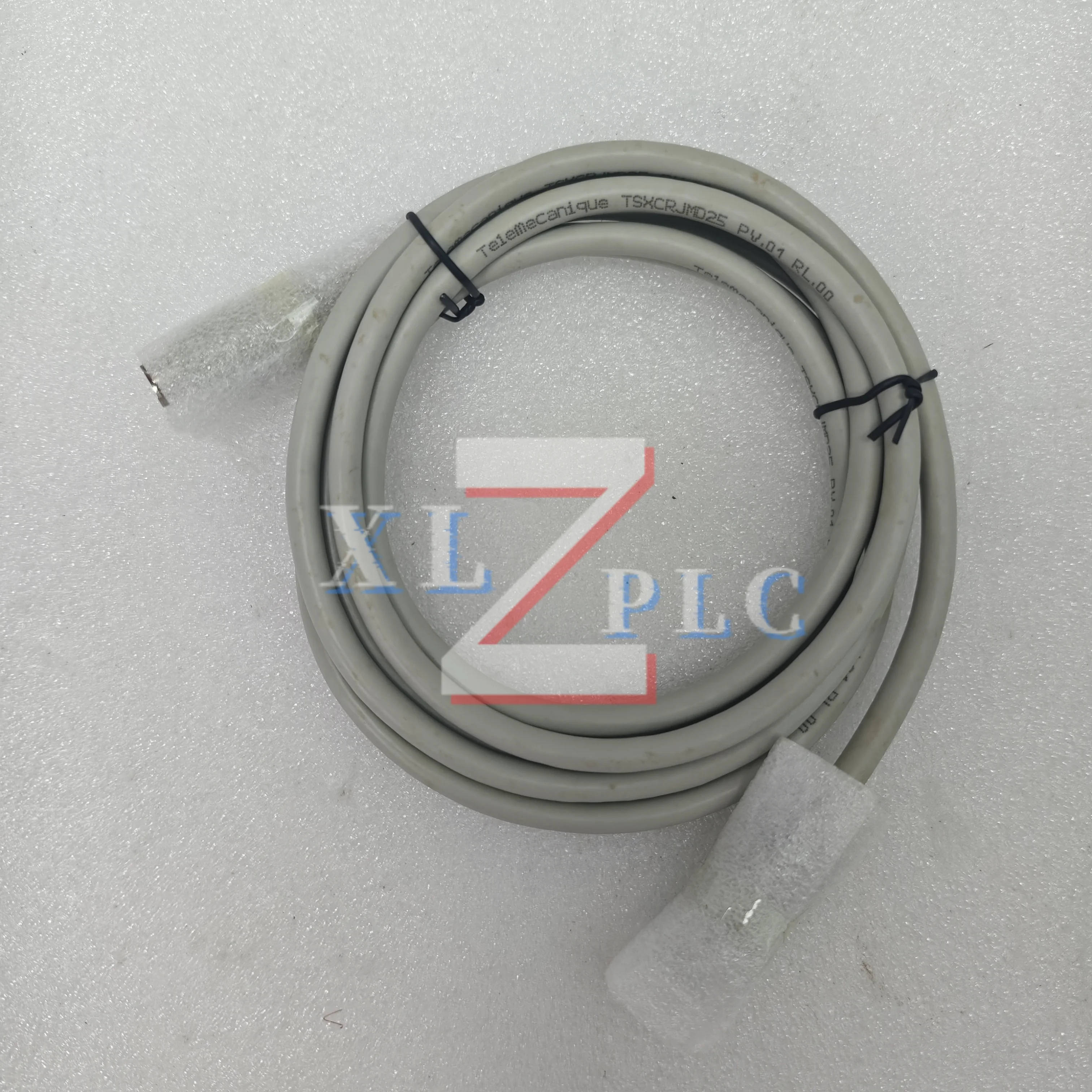 상자에 들어 있는 새 프로그래밍 케이블 TSXCRJMD25