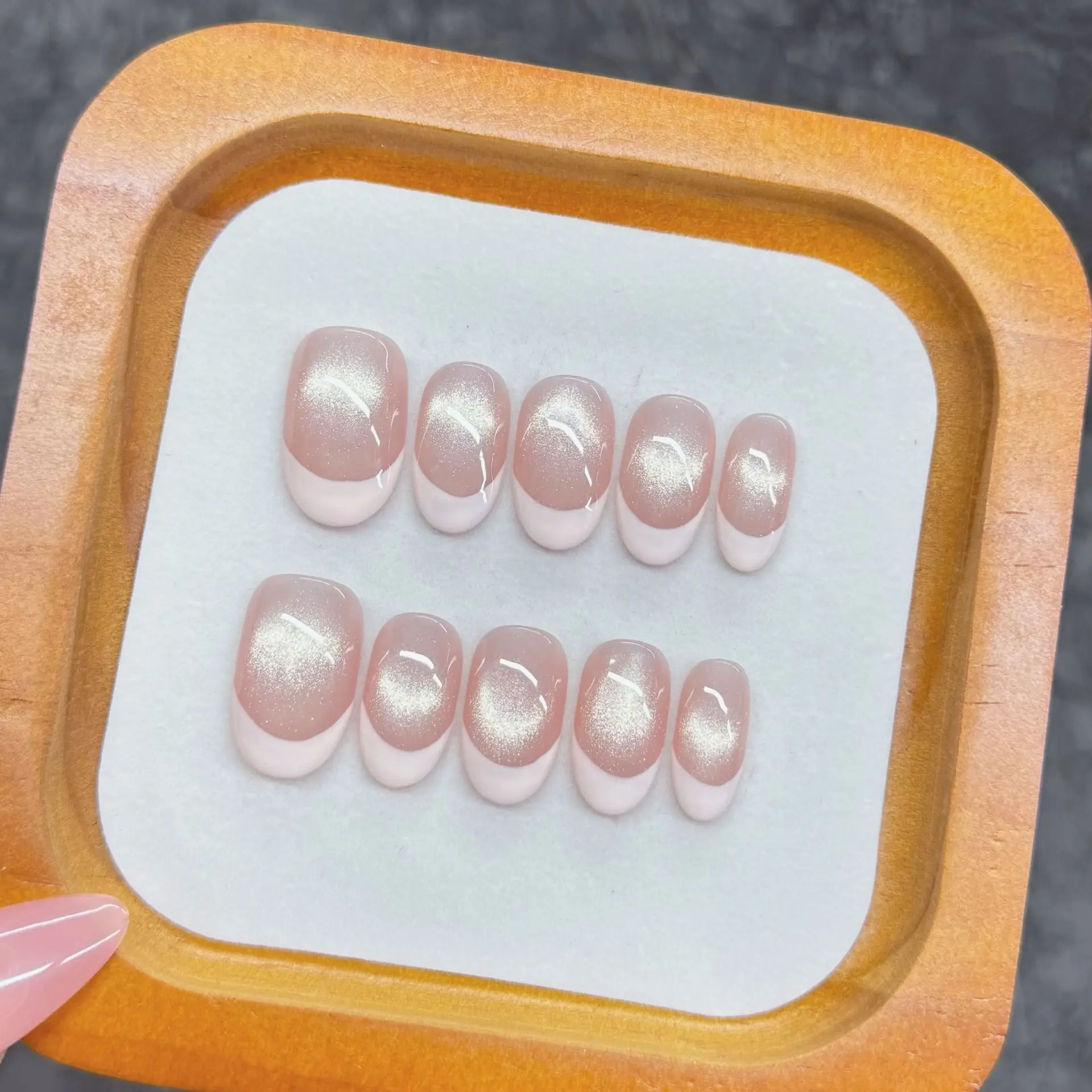 10個入り ピンクアーモンドフレンチマニキュアネイルアートセット - キャッツアイデザインの光沢のあるシンプルでエレガントな外観、ナチュラルでスタイリッシュなルックに最適