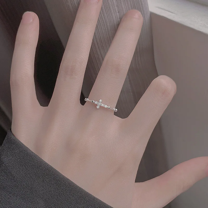 Neuer Kreuzring aus 925er-Sterlingsilber, Charm-Persönlichkeit, glänzender geometrischer Formring für Damen, exquisites Schmuckzubehör