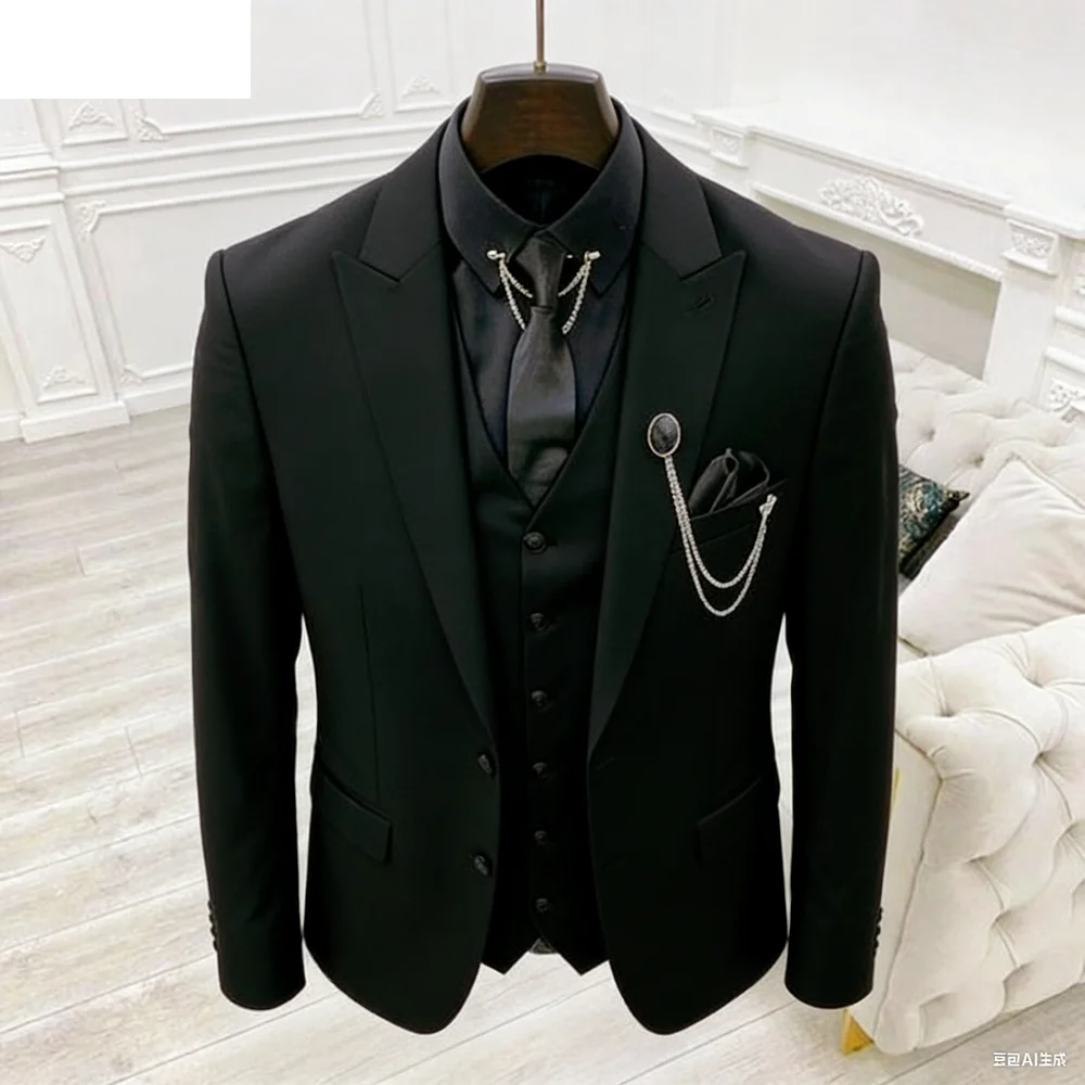 

Элегантный свадебный костюм-тройка: пиджак, брюки, жилет. Роскошный однобортный пиджак с острым воротником. Мужская деловая одежда.