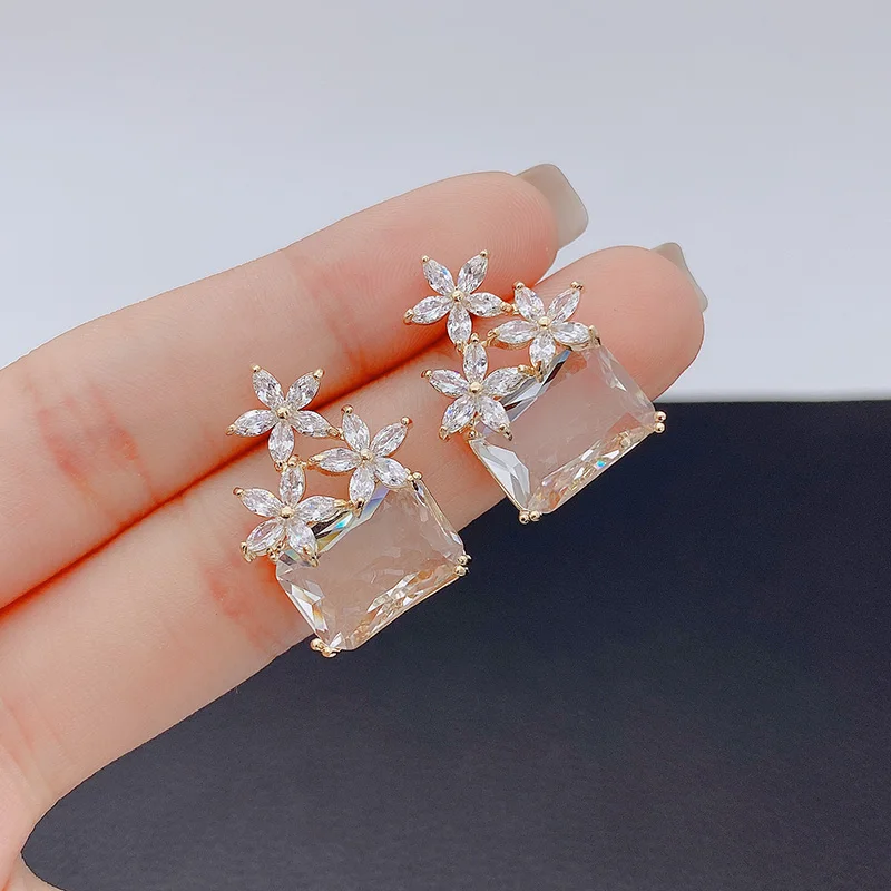 2022 trendy five petal flower earrings female  Needle light  Trend Earrings