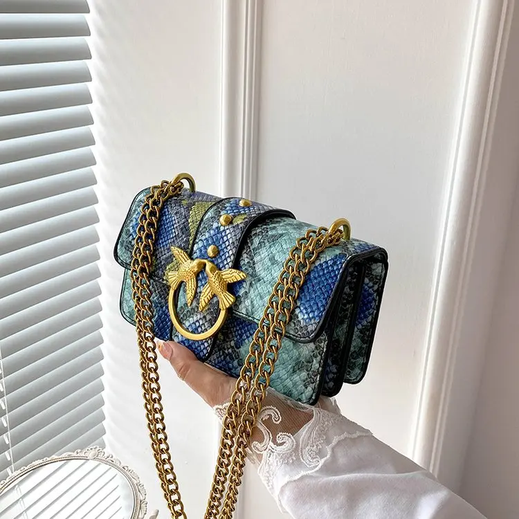 

Новая сумка 2026 года с принтом под змеиную кожу и цветовыми блоками, женская сумка через плечо на цепочке, модная сумка-кроссбоди для повседневных выходов