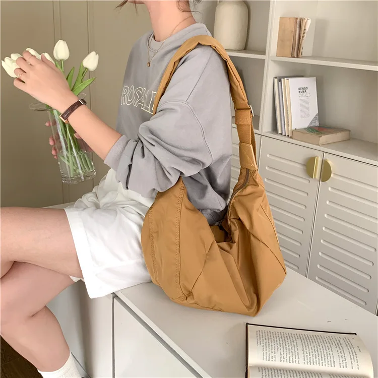 

Женская нейлоновая сумка через плечо: вместительная, универсальная, повседневная, с широкими ремнями, дышащая, мягкая.