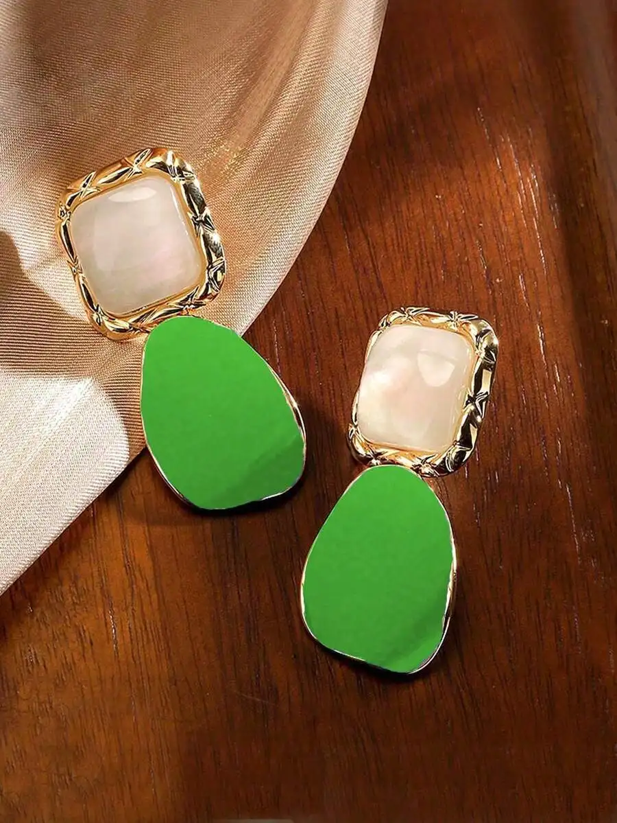 

Asymmetrical Vintage Style Green And White Square Drop Earrings