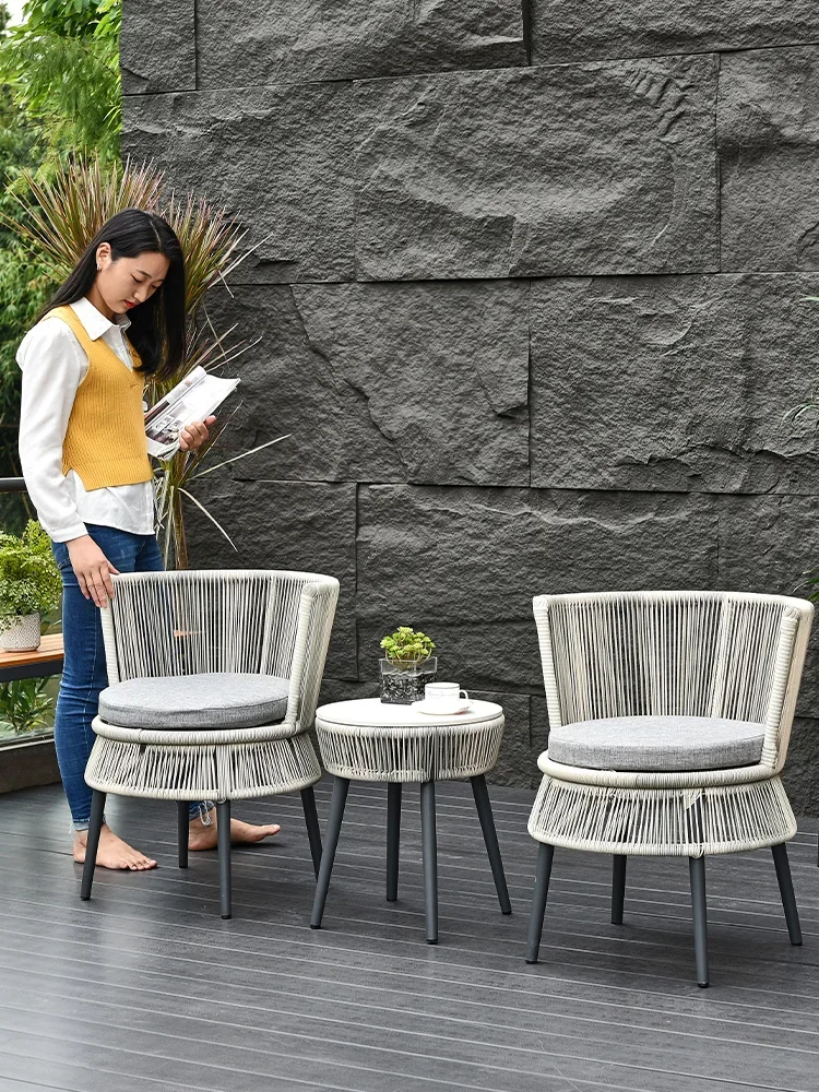 Varanda ao ar livre mesa de vime e cadeira lazer cadeira ao ar livre simples terraço ao ar livre pequena combinação mesa de centro