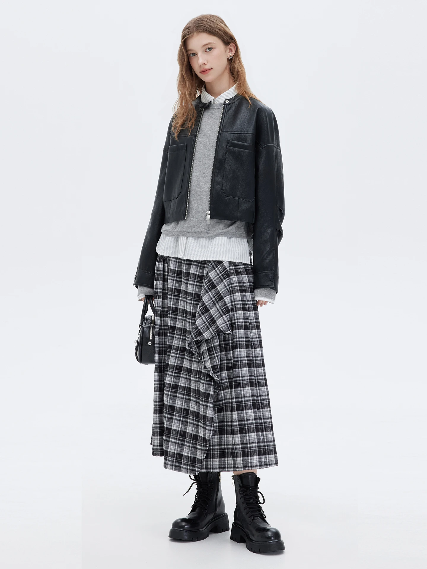 Veste en cuir PU noire pour femme, coupe ample, style décontracté, avec double fermeture éclair, épaules tombantes et col rond, idéale pour les trajets quotidiens.