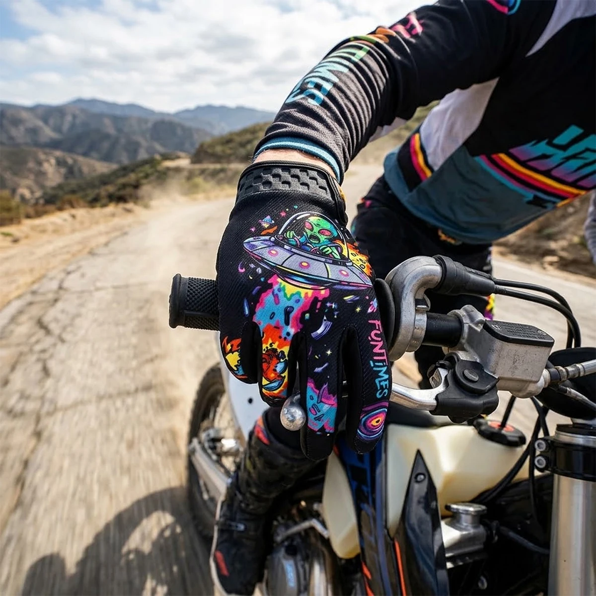 FUNTIMES Alien UFO Graffiti Full Finger Touchscreen Riding Gloves Comes with Matching Palm Mat (Color and Size Random)