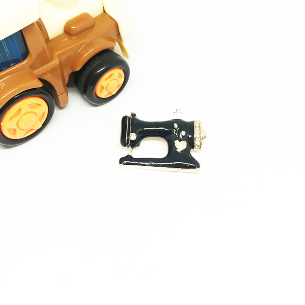 

2Pcs Enamel Alloy Sewing Machine Brooch Creative Fashion Pins for Women Wedding Dresses Bags Scarves Accessories