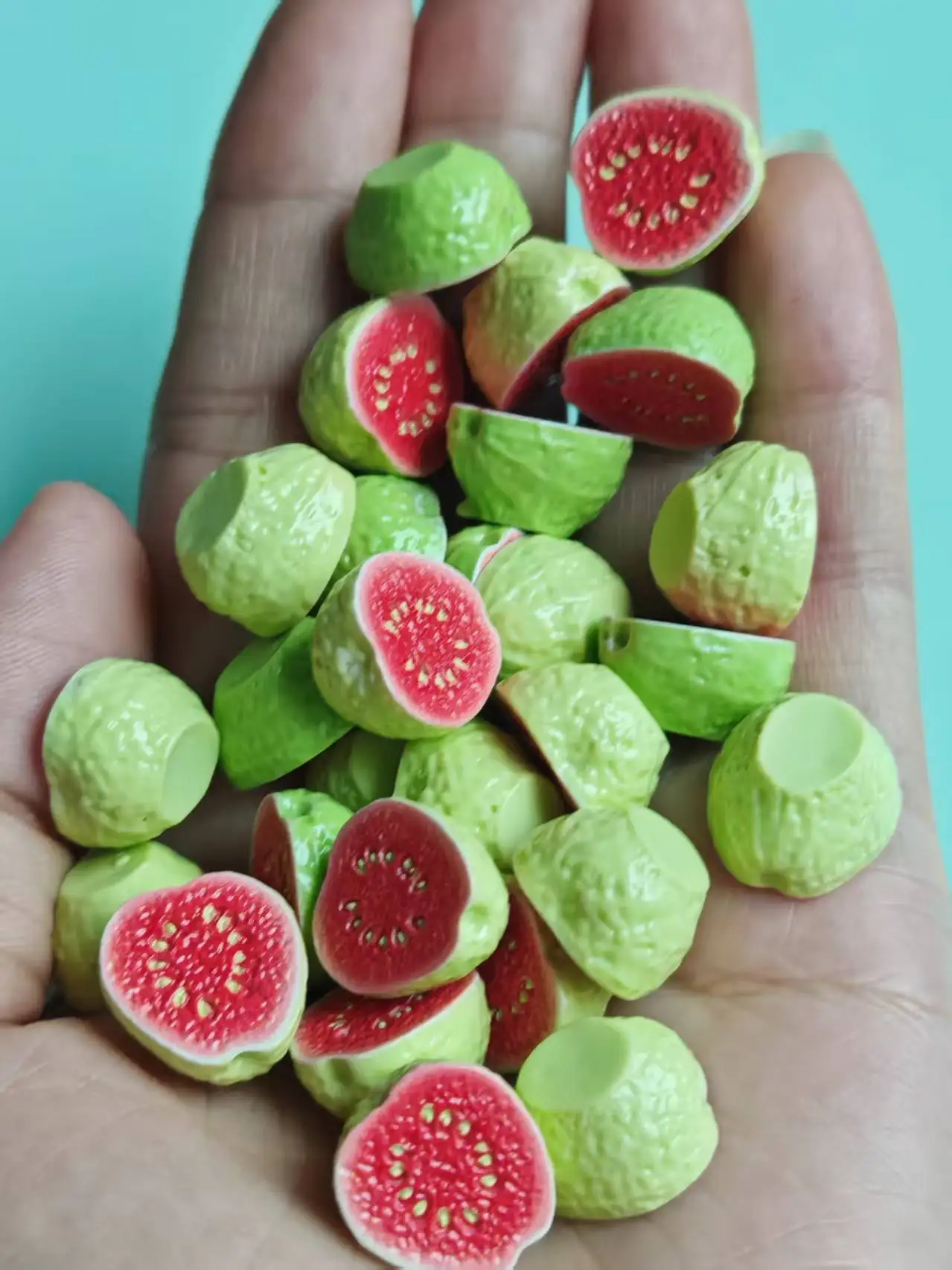 1/12 10 Piezas Aleatorias de Comida en Miniatura para Casa de Muñecas, Decoración de Escenas de Juego, Mini Simulación de Guayaba Roja, Accesorios de Muñecas, Juguetes