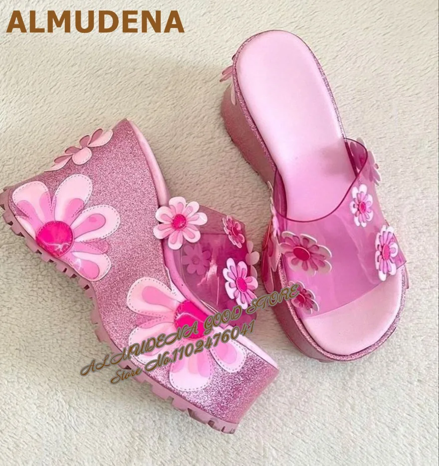 

ALMUDENA/мюли на танкетке с розовым цветком, прозрачные уличные современные тапочки на платформе из ПВХ, блестящие сандалии в стиле пэчворк с блестками и цветочным принтом
