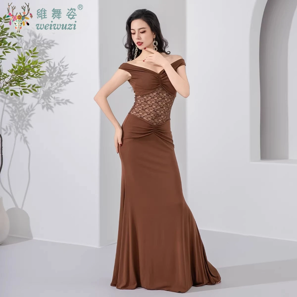 

Костюм для восточных танцев: черное элегантное платье с глубоким V-образным вырезом и пышной юбкой для взрослых женщин, для занятий и выступлений