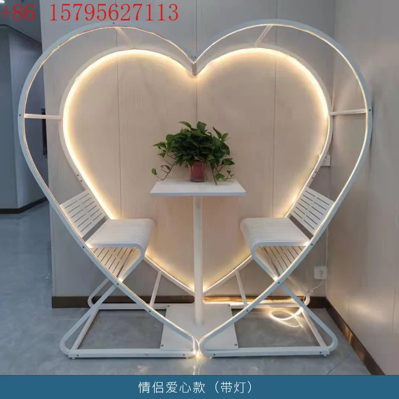 

Уличные столы и стулья. Комбинация сидений для творческой карты с сердечками на открытом воздухе. Интернет-знаменитости, живописное птичье гнездо для отдыха.