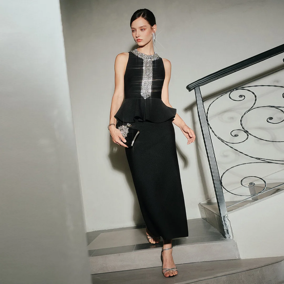 ชุดราตรีทรงเมอร์เมดสีดำประดับคริสตัลหรูหรา แขนกุด ทรงเข้ารูป ผ่าหลังยาว เหมาะสำหรับงานเลี้ยงอาหารค่ำอย่างเป็นทางการและงานแต่งงาน