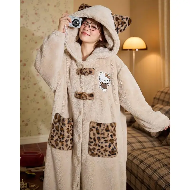 

Новый комплект пижамы и халата Sanrio Hello Kitty из кораллового флиса для женщин: зимняя домашняя одежда с милым мультяшным леопардовым принтом и надписью «Мяу-мяу», утолщенный плюш.