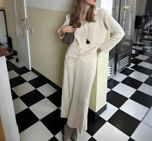 

Autumn 2025 Solid Color Long Sleeved Top And Hip Hugging Long Skirt Set for Women Elegant Casual Outfit