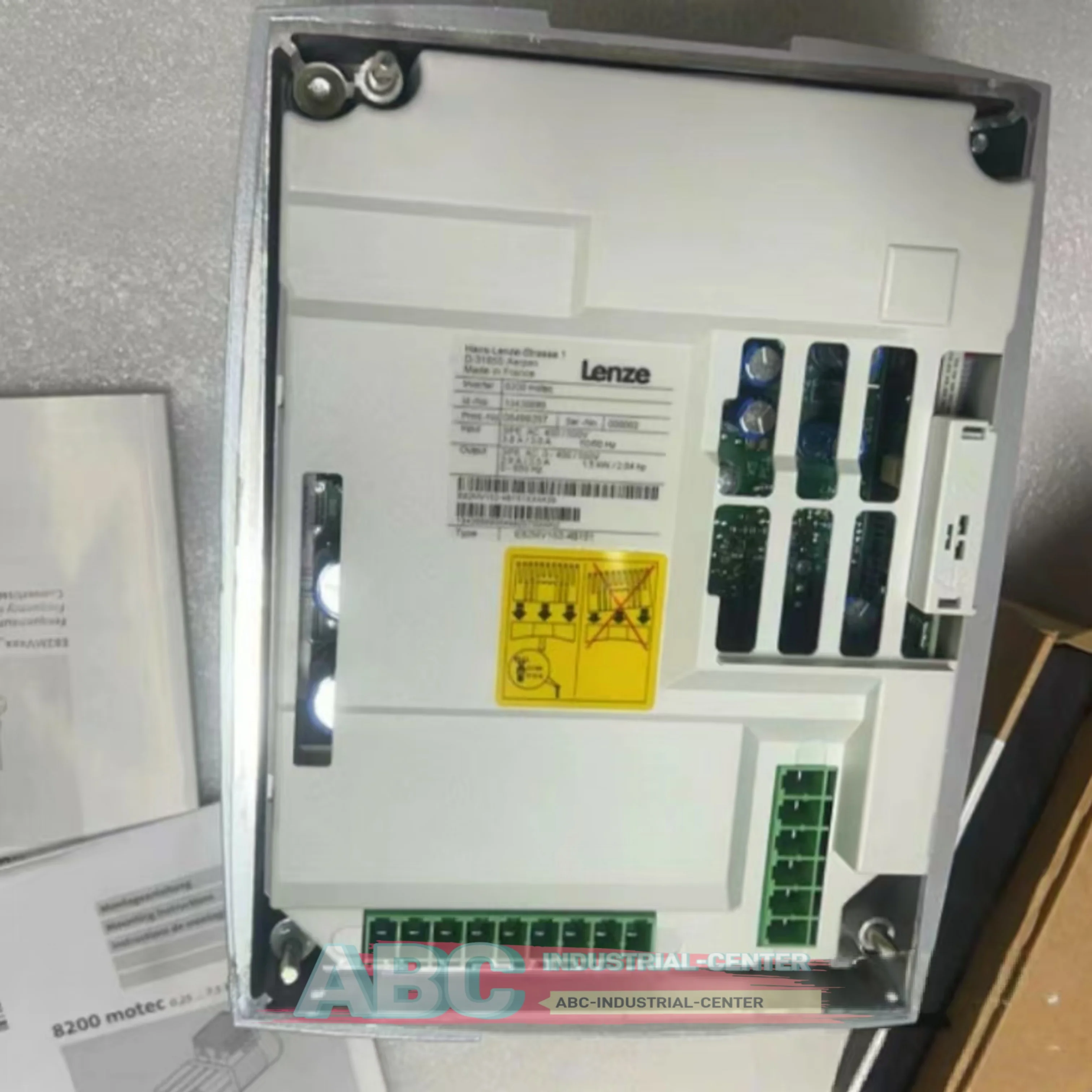 

New in box E82MV302-4B001 E82MV302-4B151 Frequency converter