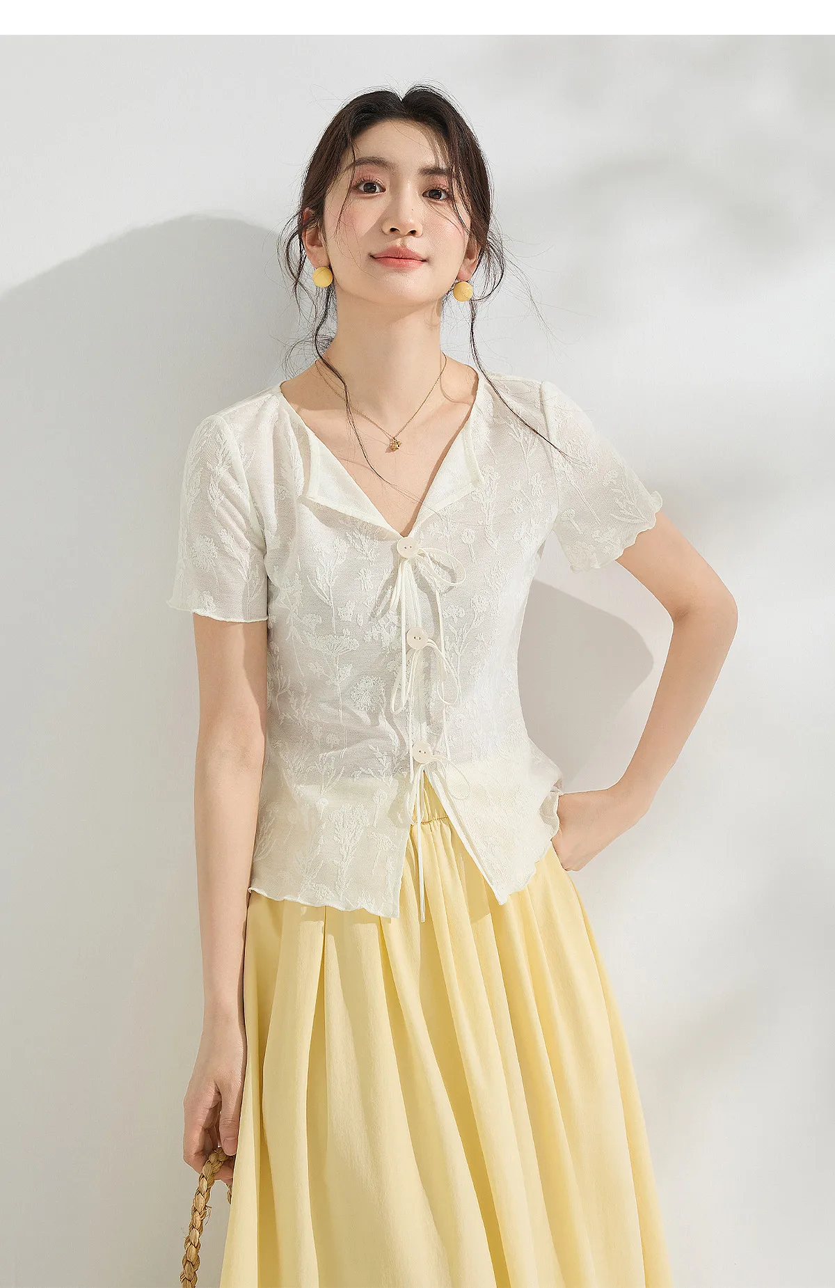 SENTUBILA Französischer Spitzen-Strickpullover 2026 Sommer V-Ausschnitt mit Kragen, Bindeband vorne, 3D-geprägtes Jacquard-Muster, Kurzarm-Oberteil 162TA7366 – Detail 28