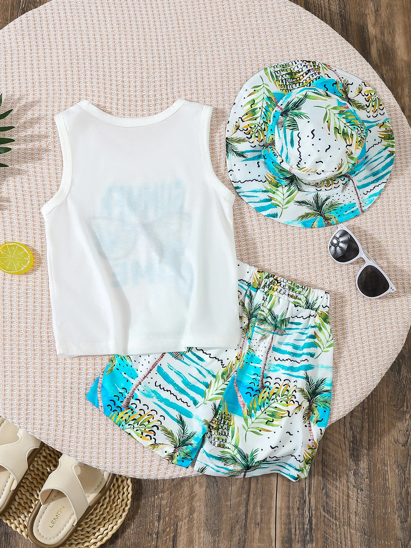 3 Pieces of Boys' Summer Vacation English Letter Glasses Frame Printed Sleeveless Round Neck Vest + Coconut Tree Printed Shorts + Fisherman Hat, Comfortable and Breathable Summer Kidsren's Suit