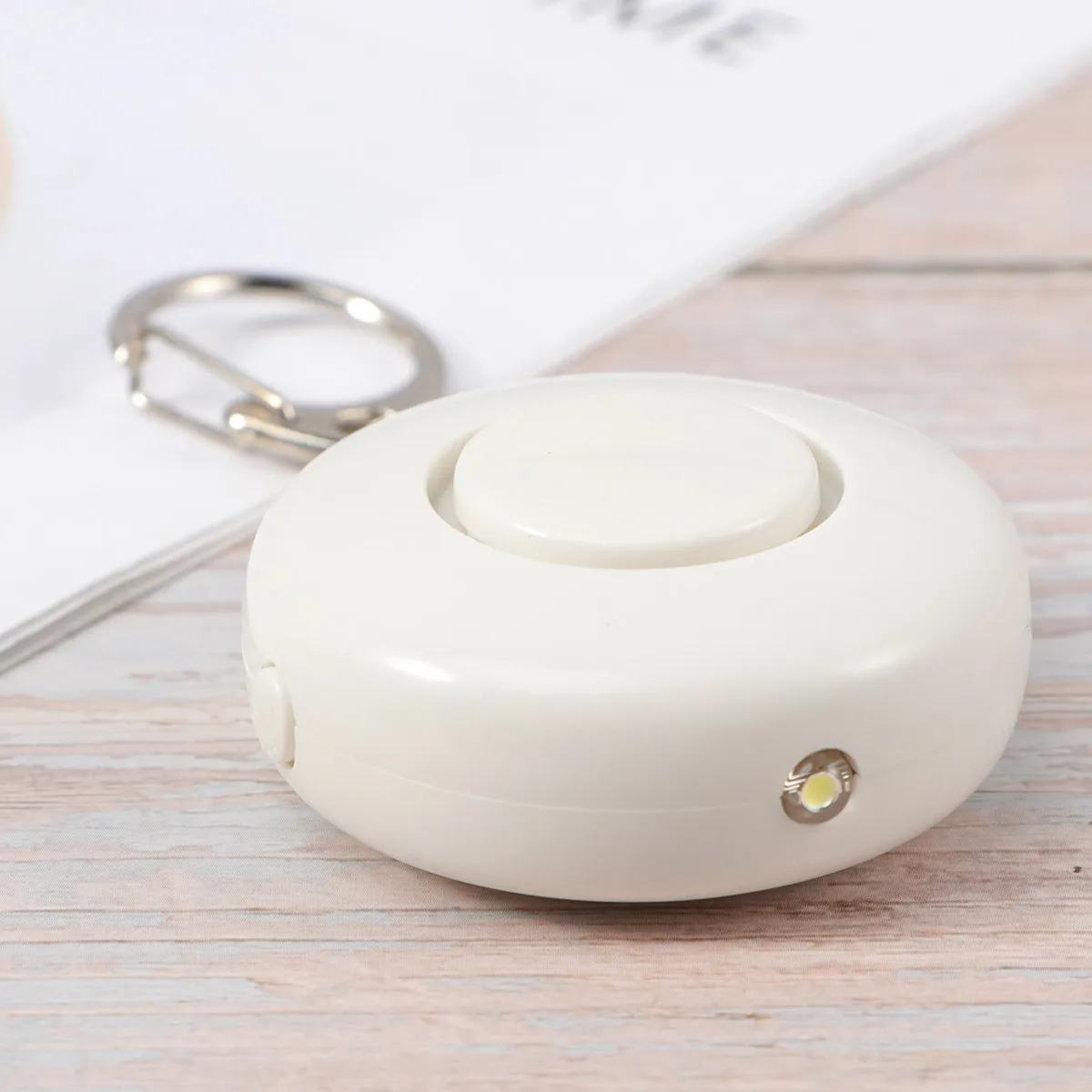 

Персональная мини-сигнализация для экстренных ситуаций, черная, на брелоке, громкая (125 дБ), портативная, от нападения, для бегунов, детей и пожилых людей