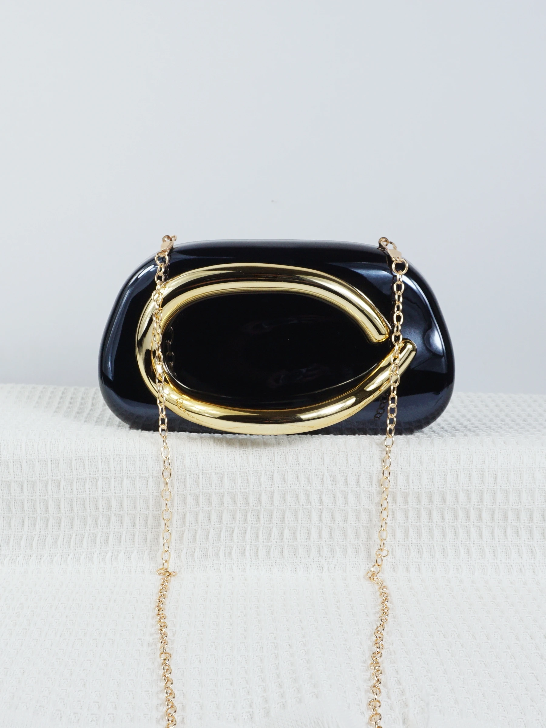 حقيبة عشاء على شكل صندوق معدني لامع للسيدات، حقيبة فستان سهرة فاخرة وعصرية مزخرفة بشريط معدني