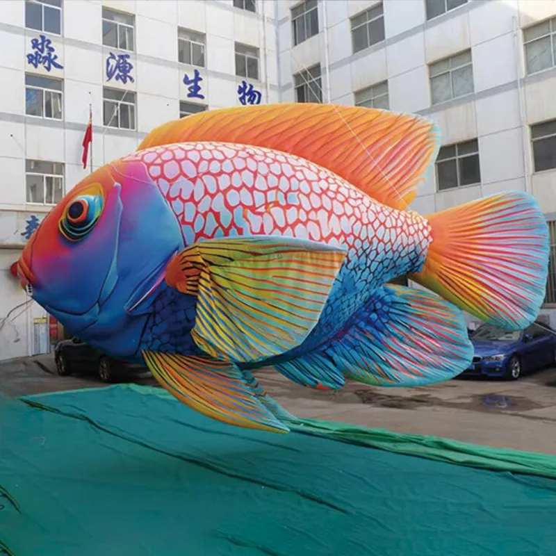 膨らませる色付きの魚、送風機付きの動物型エアモデル、屋外水族館、広場、ショッピングモールの装飾用の吊り下げ可能な小道具