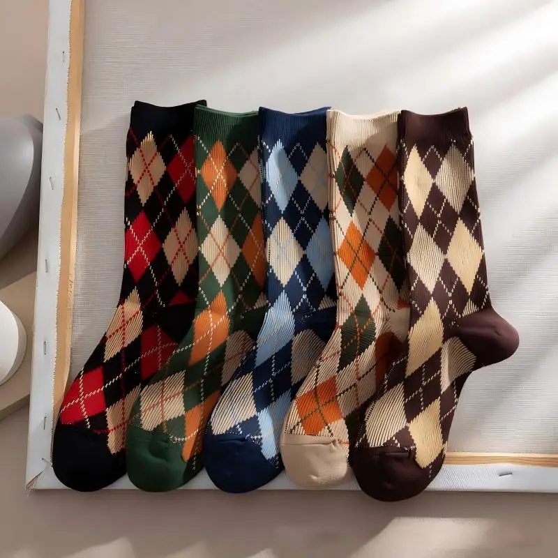 Retro-Socken mit Diamantmuster, die bis zur Mitte der Wade reichen, 5er-Pack, im britischen Stil mit farblich abgesetzten Mustern, strukturierte vertikale Streifen, geeignet für trendige Outfits, zum Tragen im Alltag oder als Geschenk für die Feiertage. – Detail 1