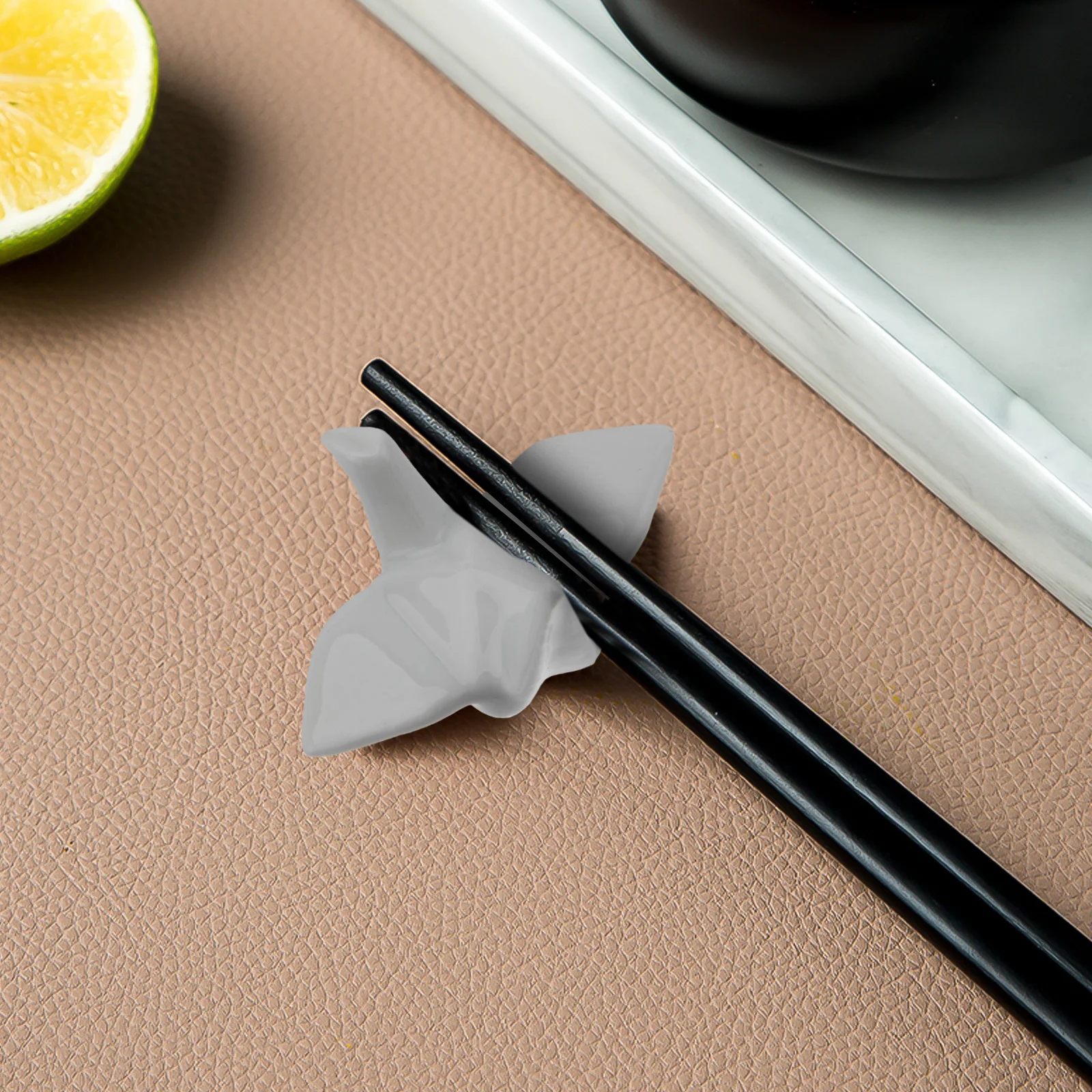 

Ceramics Spoon Holder Rack Japanese-Style Thousand Paper Crane Shape 5.5x5x3cm White Smooth Surface Elegant Dining Decor