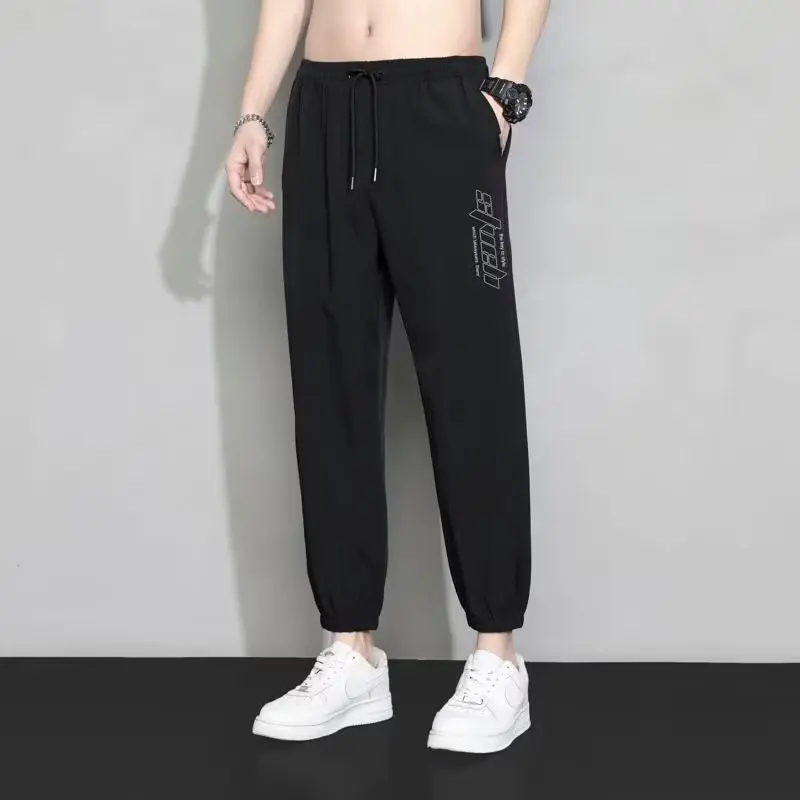 Pantaloni lunghi casual sottili estivi da uomo in seta di ghiaccio Pantaloni sportivi con risvolto allentato Qui Dry Pantaloni sportivi a nove punti Faionable Loose Fit