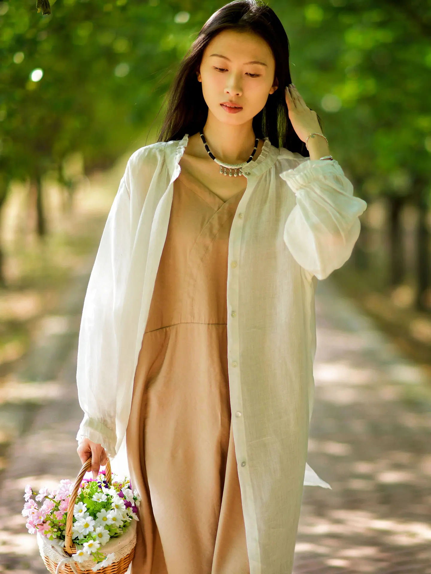 

Белое льняное платье с защитой от солнца, лето 2025, новинка, женское, винтажное, свободного кроя, средней длины, легкое, в стиле фейри