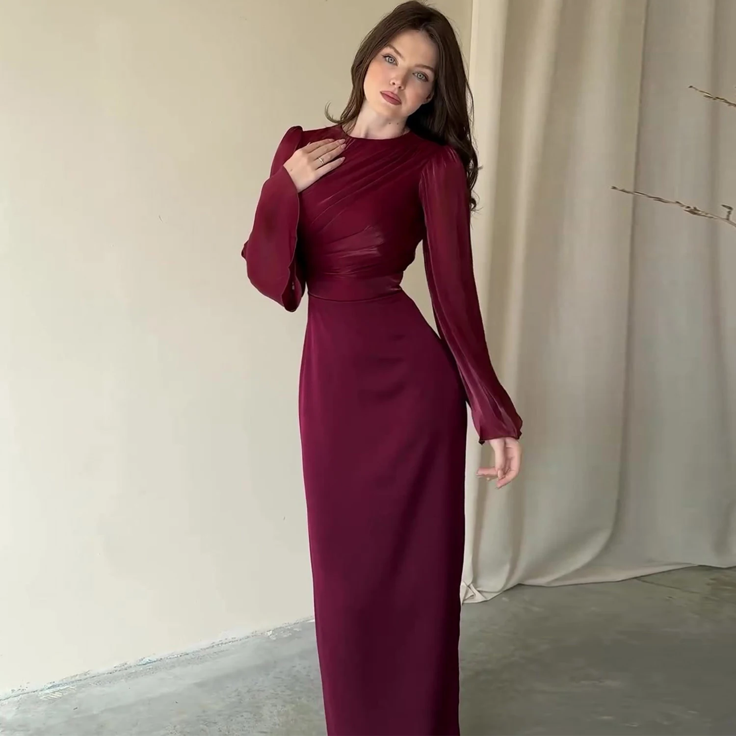 

Женское длинное облегающее платье-футляр с длинным рукавом и круглым вырезом