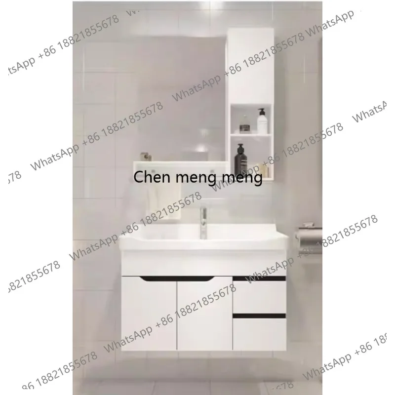 

Простая комбинация мебели для ванной: тумба под раковину, зеркальный шкаф, умывальник.