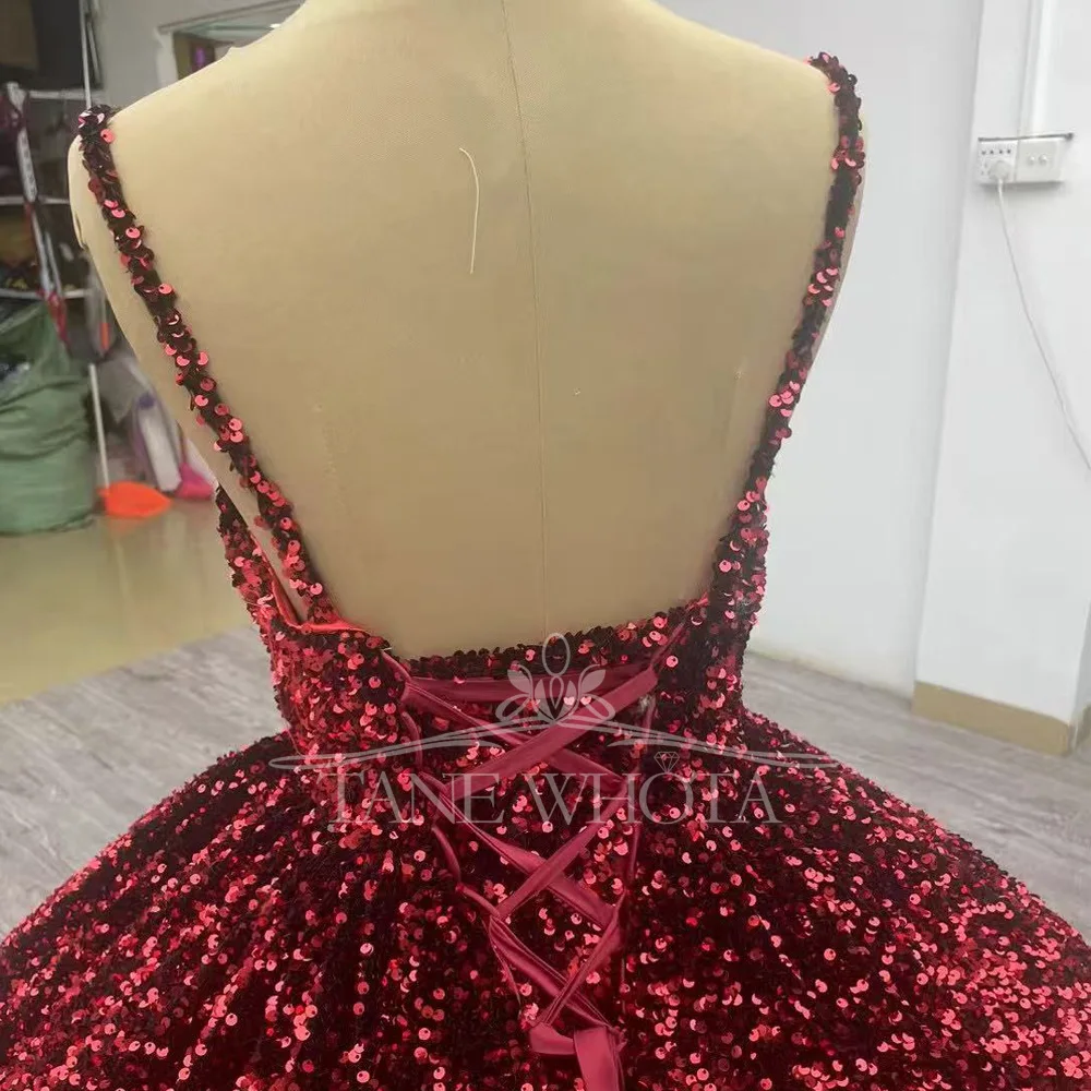 فساتين سهرة 2025 أشرطة سباغيتي فاخرة مطرزة بأربطة من الخلف متدرجة اللون أحمر أسود فساتين طويلة مخصصة