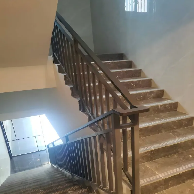 빌라 야외 안전을 위한 맞춤형 고급 아연도금 파이프 계단 난간 및 장식용 발루스터